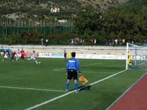 nella foto l'esecuzione del calcio di rigore trasformato da Balzano (foto gruppo FB Nocerina Live)