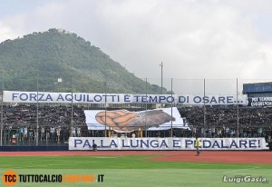 Striscione esposto nella Curva Sud "Catello Mari" cavese
